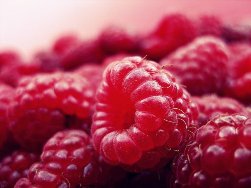 Olejek z pestek malin na twarz – jak działa?
